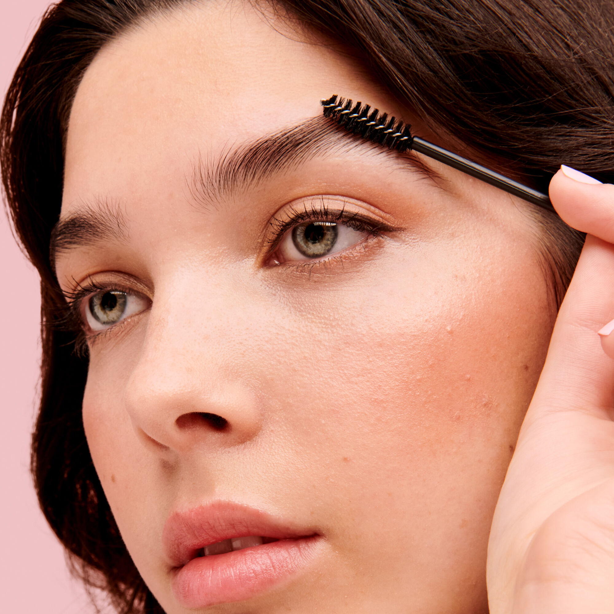 Le mannequin applique la cire Fluff Up Brow 